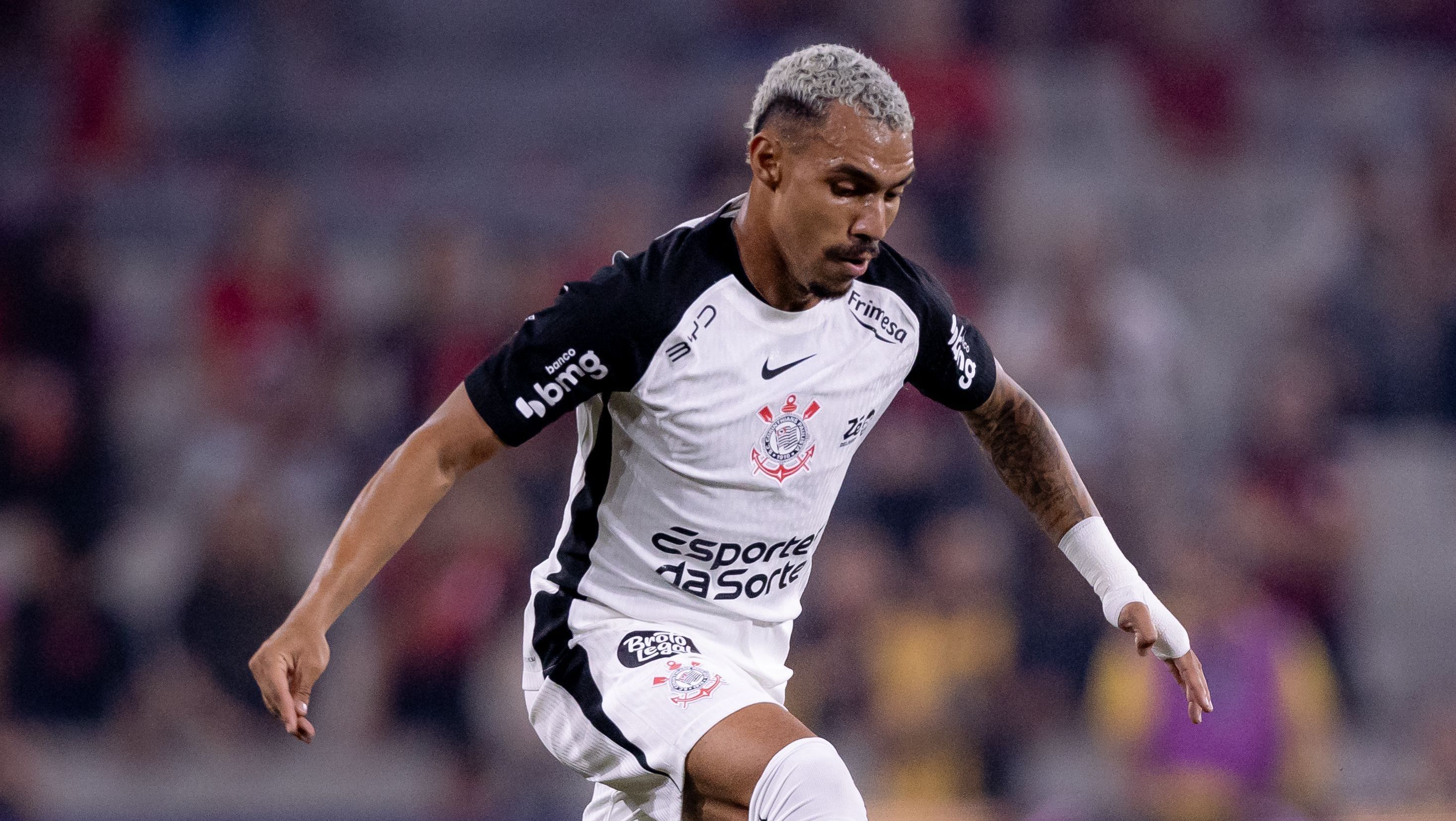 Matheuzinho, do Corinthians, sai em defesa de Diniz: "Confiamos 100%"
