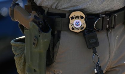 Distintivo e arma de um agente do ICE, a polícia de imigração dos EUA, são vistos durante uma blitz na Avenida Georgia, em 30 de agosto de 2025, em Washington, DC.