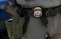 Imigrantes nos EUA criam plano para filhos caso o ICE bata em suas portas
