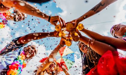 Vai beber no Carnaval? O perigo de usar canetas emagrecedoras e álcool