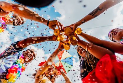 Vai beber no Carnaval? O perigo de usar canetas emagrecedoras e álcool