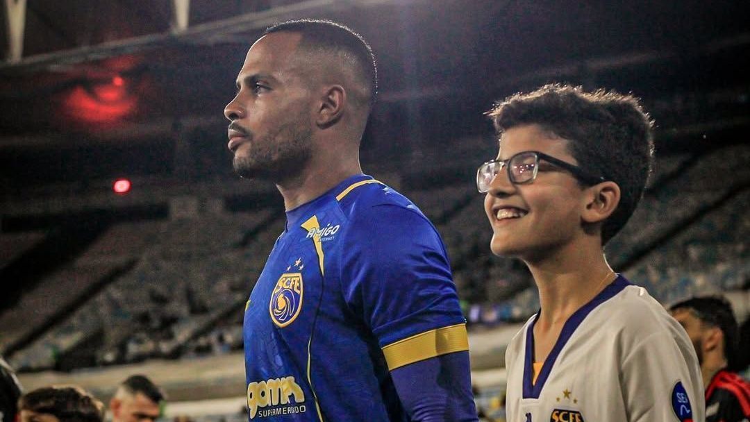 Alexandre em campo pelo Sampaio Correa; o meia sofreu uma convulsão em jogo contra o Flamengo e teve alta do hospital nesta terça-feira (10)