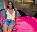 Ana Castela posa com carro rosa luxuoso de quase R$ 800 mil; veja