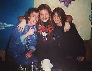 A apresentadora Ana Chu ao lado de Angus e Malcolm Young em Curitiba, em 1996