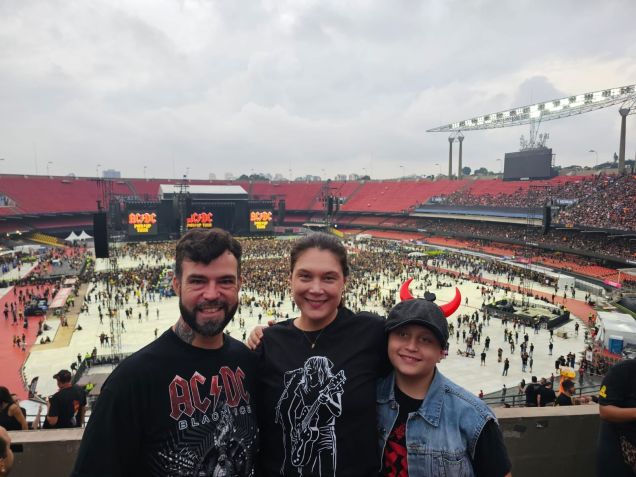 O empresário João Henrique, 43, a apresentadora de TV Ana Chu, 43, e o estudante João Marcelo, 10, aguardam no estádio do Morumbis a apresentação do AC/DC na terça‑feira passada • Ana Chu/Arquivo pessoal