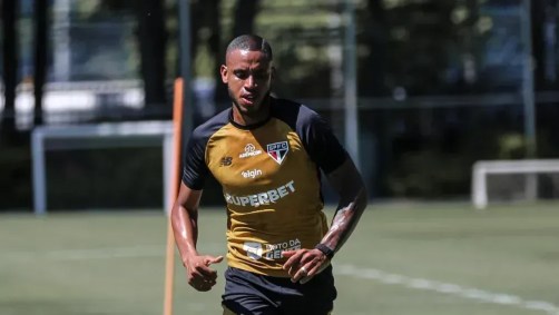 André Silva treina no São Paulo após se recuperar de lesões.