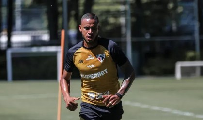 André Silva treina no São Paulo após se recuperar de lesões.