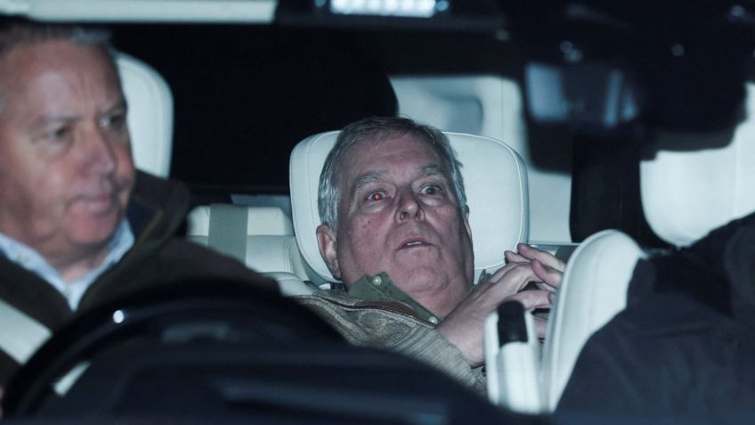 Ex-príncipe Andrew deixa delegacia na Inglaterra após ser preso • Reuters