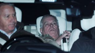 Ex-príncipe Andrew deixa delegacia horas após ser preso por suspeita de má conduta