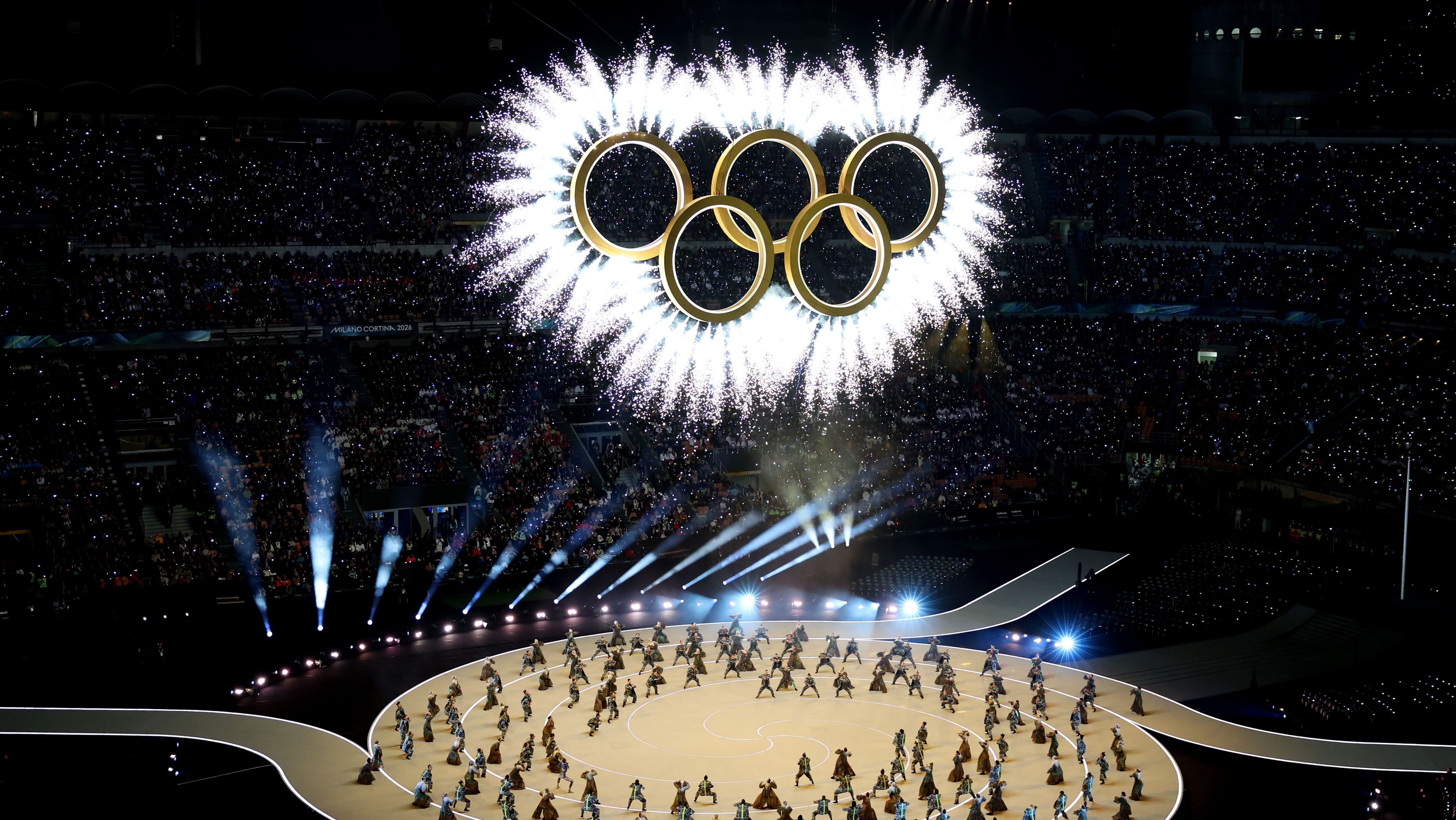 Os anéis olímpico nos estádio San Siro durante a cerimônia de abertura dos Jogos Olímpicos de Inverno de 2026