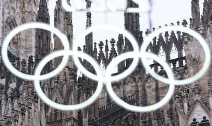 Anéis olímpicos sobre a cidade italiana de Milão