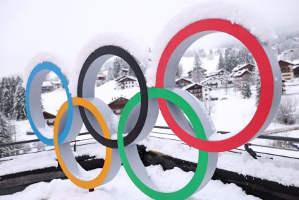 Anéis olímpicos cobertos de neve na Itália, palco da Olimpíada de 2026