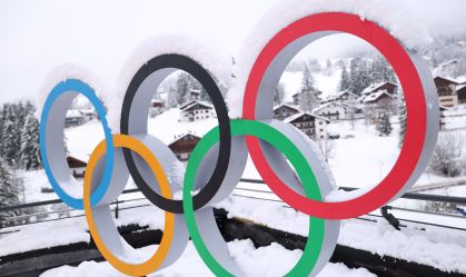 Anéis olímpicos cobertos de neve na Itália, palco da Olimpíada de 2026