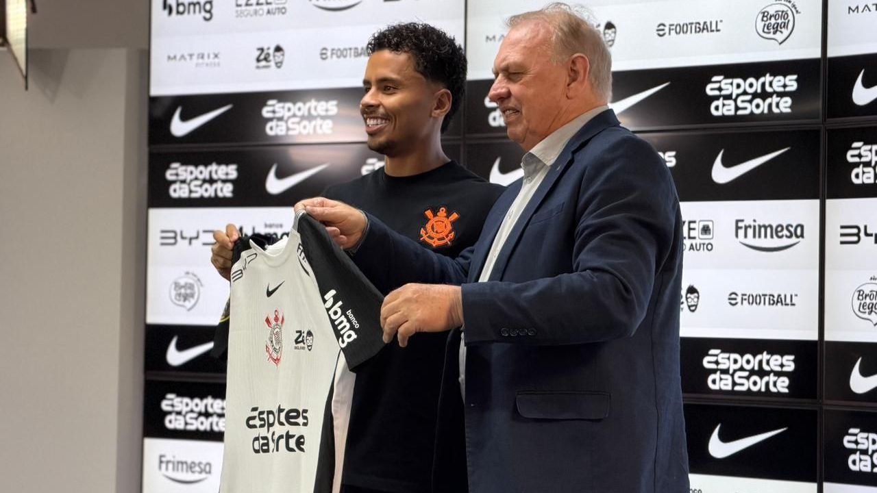 Allan é apresentado como reforço do Corinthians ao lado do presidente Osmar Stábile