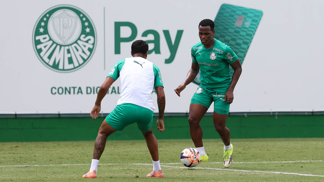 Jhon Arias treinou com o elenco do Palmeiras