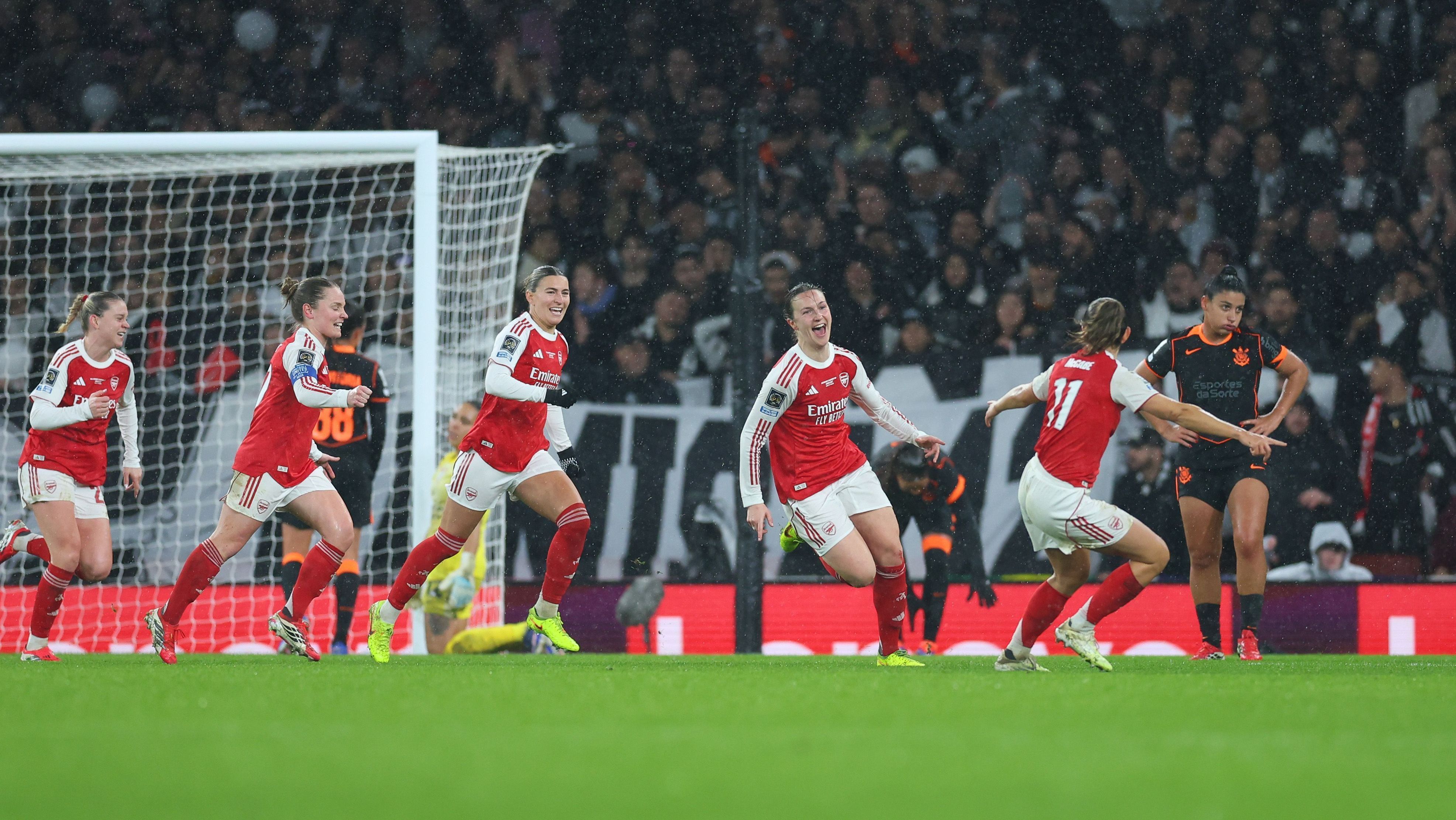Jogadoras do Arsenal comemoram o segundo gol contra o Corinthians, marcado por Wubben-Moy