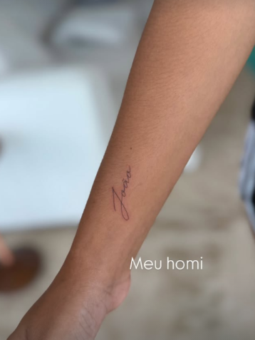 Esposa de João Gomes tatua nome do cantor no braço • Instagram / Ary Mirelle