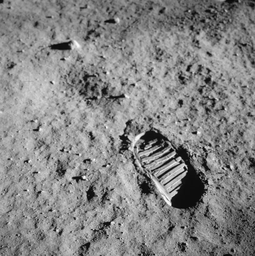 Pegada de bota de astronauta no solo lunar, fotografada durante a missão Apollo 11 • Nasa