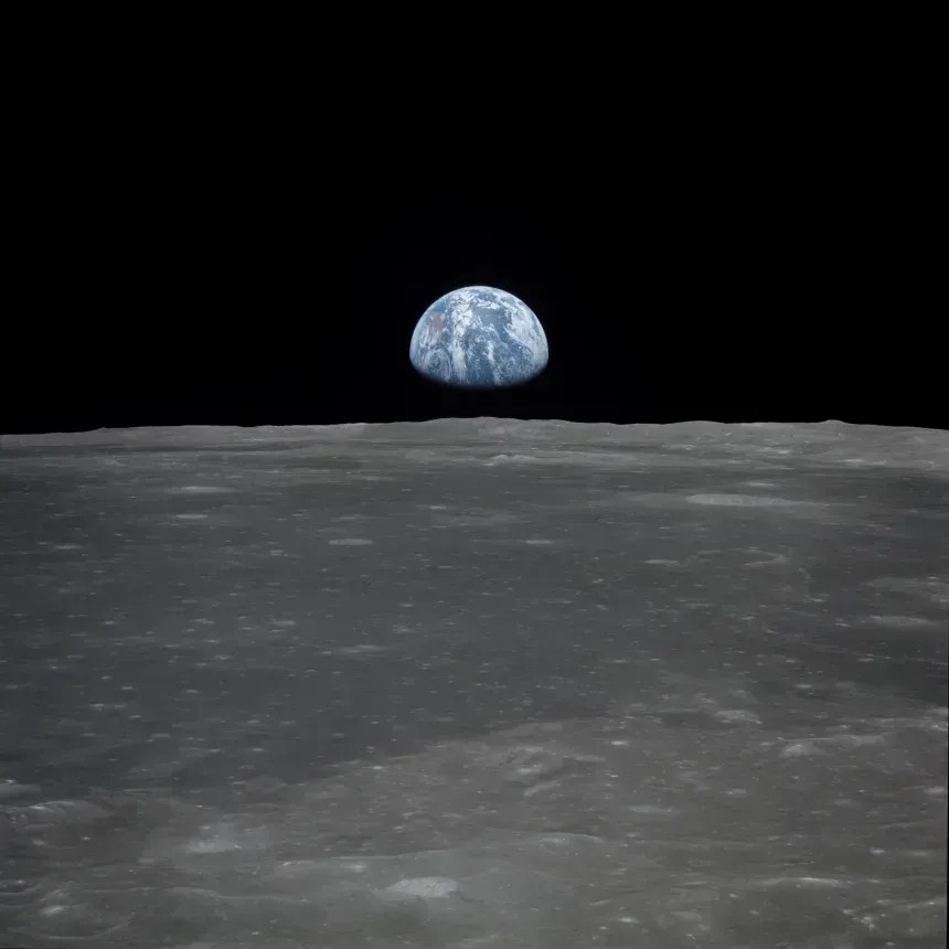 A Terra surge acima do horizonte da Lua em uma fotografia tirada em julho de 1969 pela espaçonave Apollo 11 • Nasa