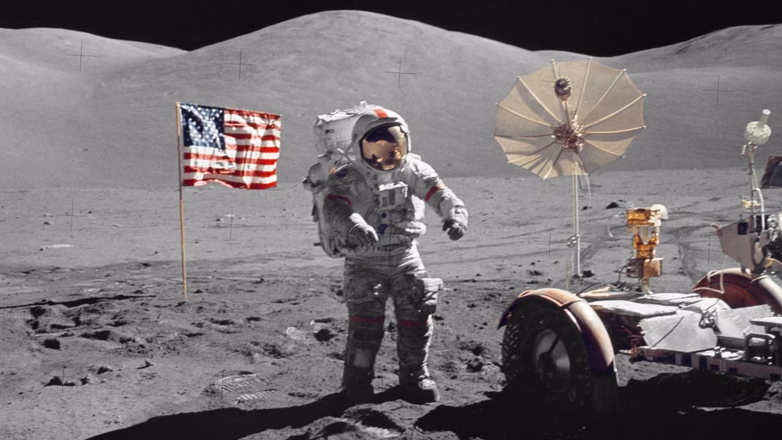 O comandante Gene Cernan, a última pessoa a caminhar na Lua, durante a última missão de pouso lunar da Nasa, o programa Apollo, em dezembro de 1972 • Nasa