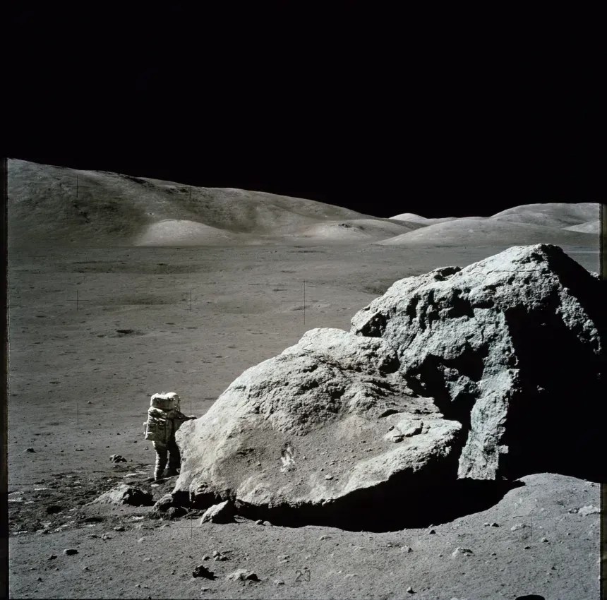 O cientista e astronauta Harrison "Jack" Schmitt é visto durante uma atividade extraveicular da Apollo 17 no local de pouso no vale de Taurus-Littrow • Nasa