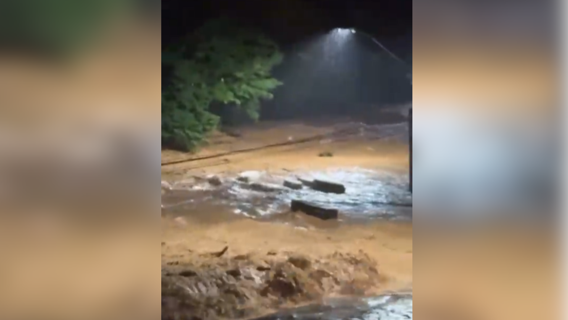 Imagens mostram momento em que caixões são arrastados pelas águas da chuva