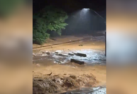 Vídeo: Caixões são levados por correnteza após temporal em Ubá (MG)