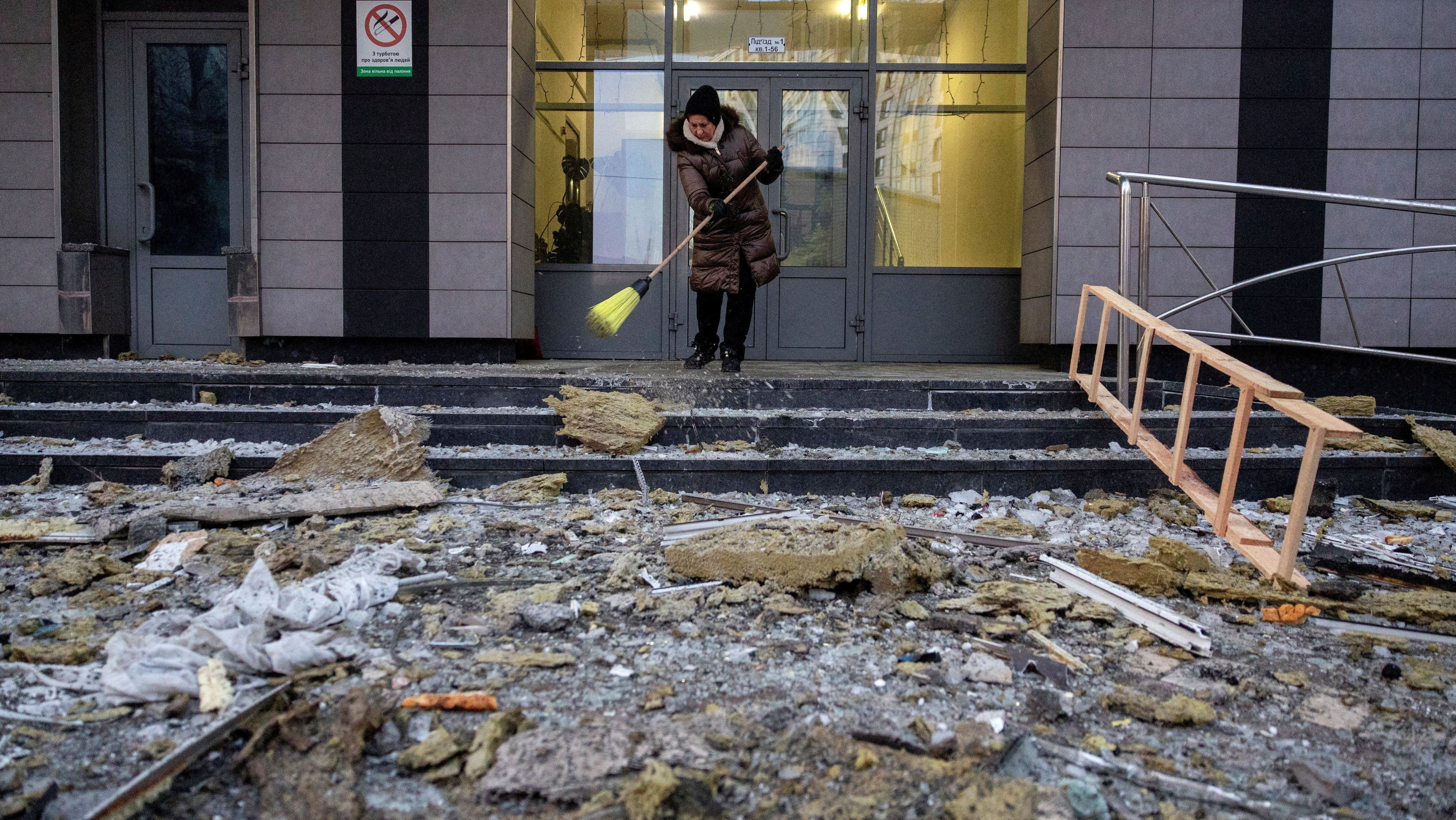 Prédio atingido por drone em Kiev, na Ucrânia