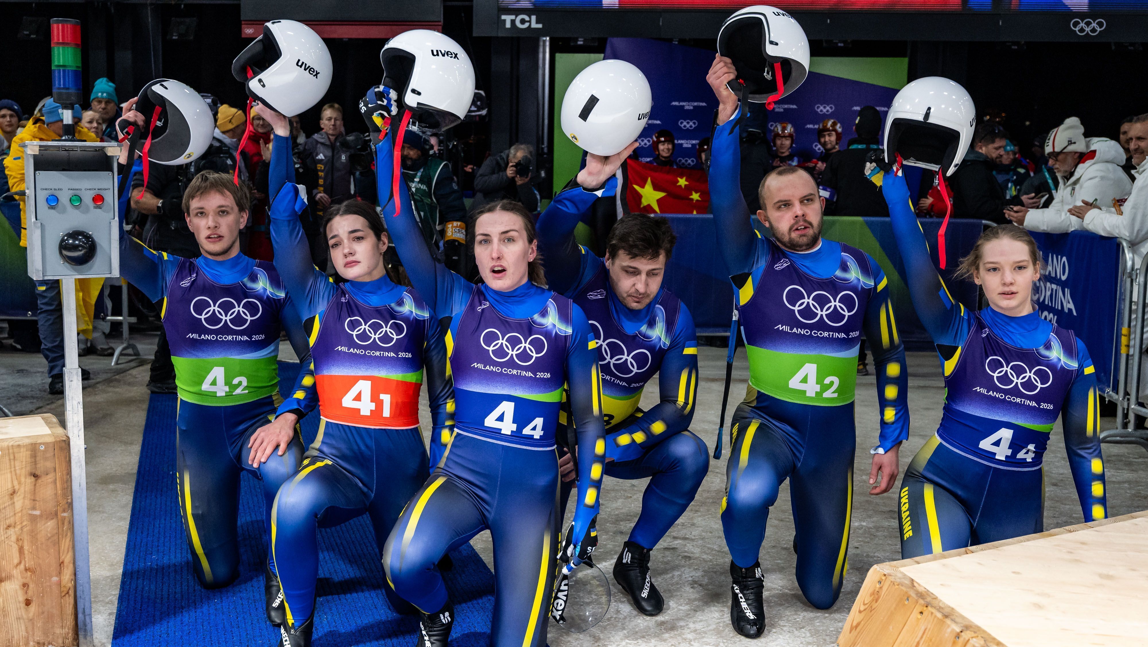 Atletas da equipe ucraniana de luge prestam homenagem a Vladyslav Heraskevych.