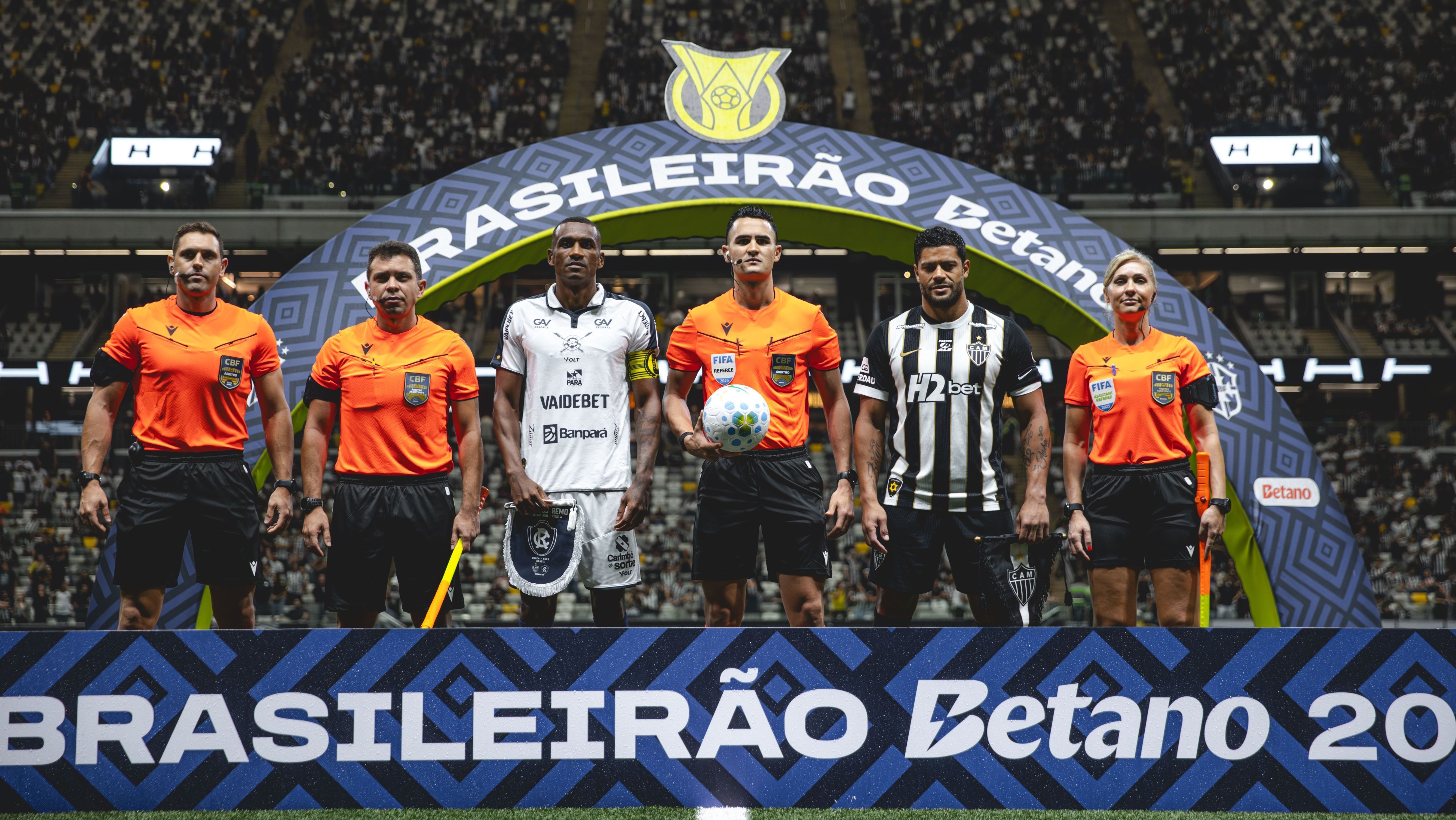 Arbitragem e capitães no jogo entre Atlético x Remo, pela 3º rodada do Campeonato Brasileiro