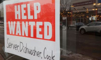 Pedidos semanais de auxílio-desemprego nos EUA caem menos que esperado