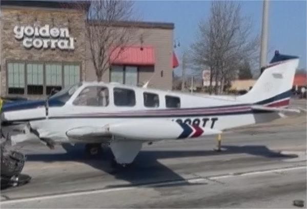 Avião de pequeno porte faz pouso de emergência em estrada dos EUA