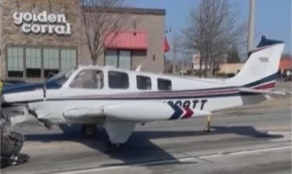 Avião de pequeno porte faz pouso de emergência em estrada dos EUA