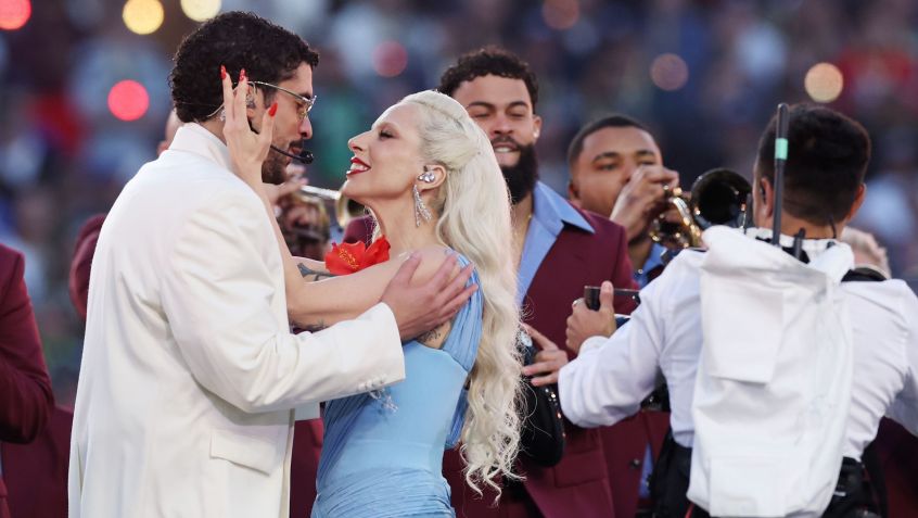 Bad Bunny com Lady Gaga no show de intervalo do Super Bowl LX • Kevin C. Cox/Getty Images