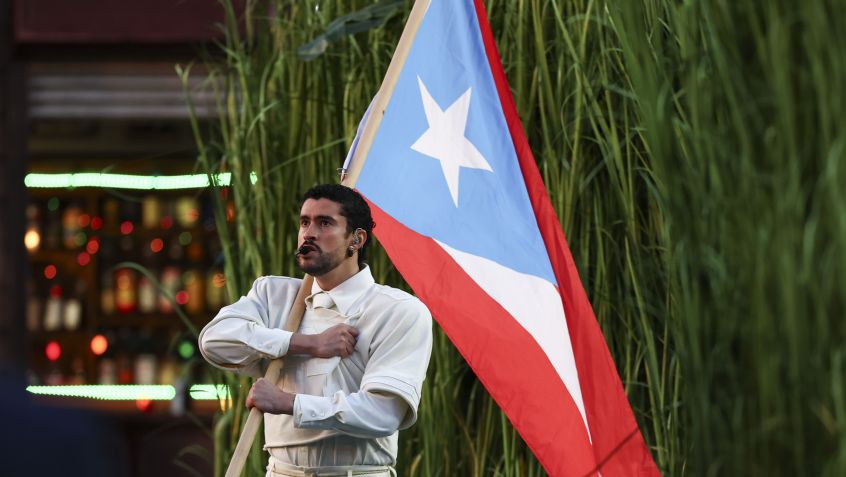 Bad Bunny com a bandeira de Porto Rico no show de intervalo do Super Bowl • Kevin Sabitus/Getty Images