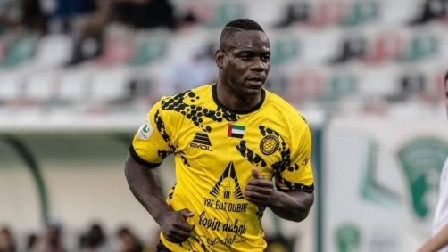 Balotelli em campo pelo Al-Ittifaq, dos Emirados Árabes Unidos