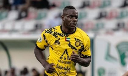 Balotelli denuncia racismo em jogo nos Emirados Árabes Unidos