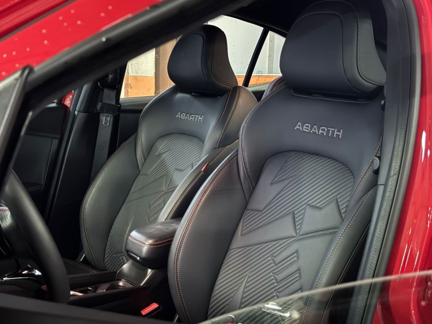 Bancos têm novo desenho e motorista tem regulagem elétrica • Rodrigo Barros/CNN