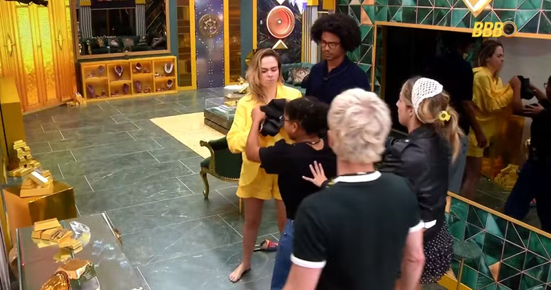 Ana Paula Renault amassa chapéu de Alberto Cowboy após discussão no BBB 26 • Reprodução/Globoplay