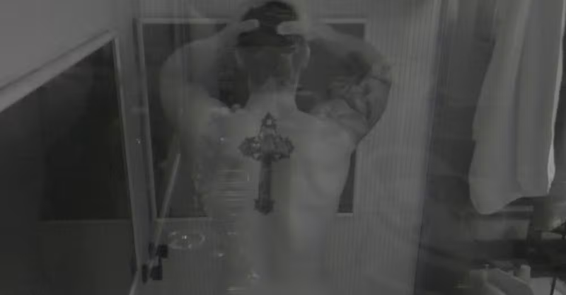 BBB 26: Jonas cumpre promessa e toma banho sem roupa