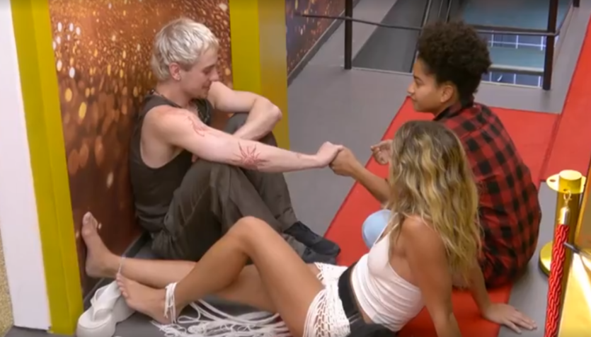 Juliano é consolado por Milena e Samira no BBB 26 • Reprodução/Globoplay