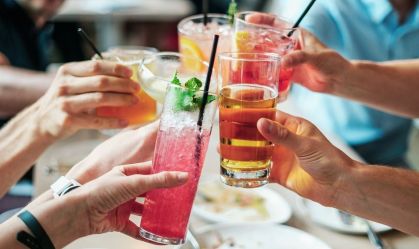 Álcool e energético combinam? Descubra os riscos de misturar essas bebidas