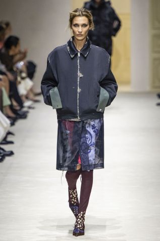 Bella Hadid no desfile da Prada na Semana de Moda de Milão • Victor VIRGILE/Gamma-Rapho via Getty Images