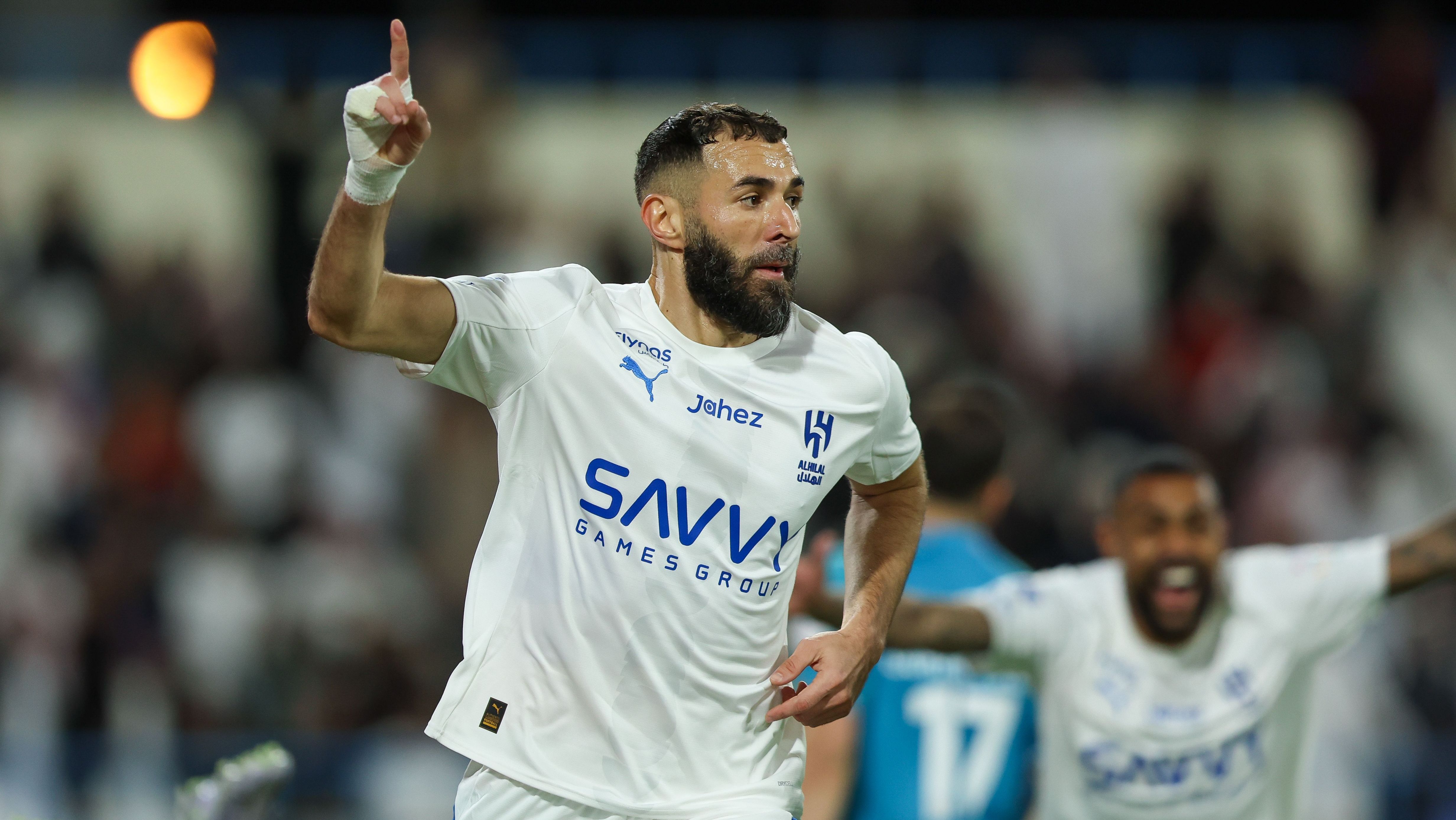 Benzema celebra seu primeiro gol com a camisa do Al-Hilal