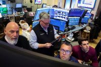 Wall Street cai com dados do mercado de trabalho e preocupações com IA