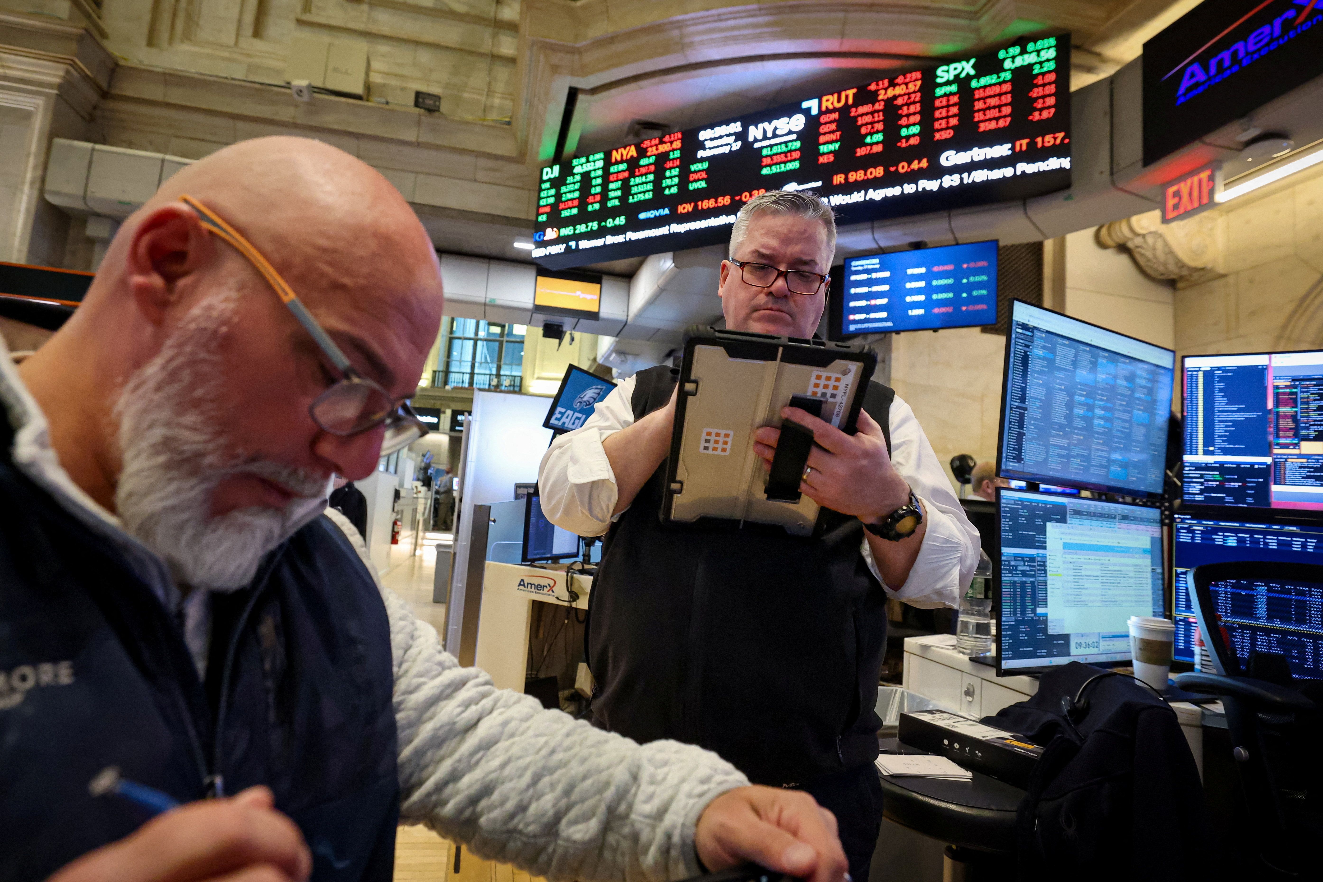 Operadores na bolsa de Nova York em 17/02/2026
