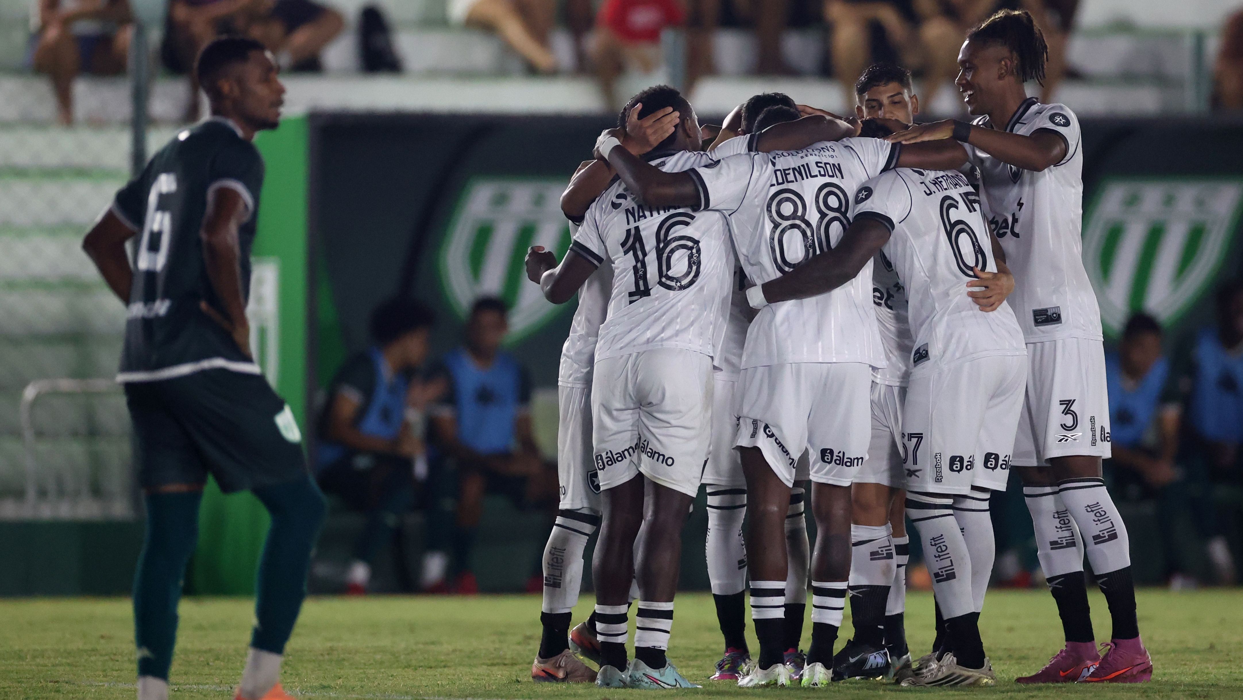 Time do Botafogo comemora gol sobre o Boavista pela semifinal da Taça Rio