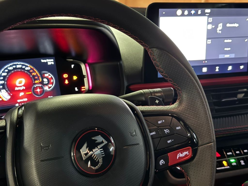 Botão vermelho no volante ativa o modo Poison no Fastback Abarth 