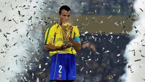 Cafu com a taça da Copa do Mundo em 2002.