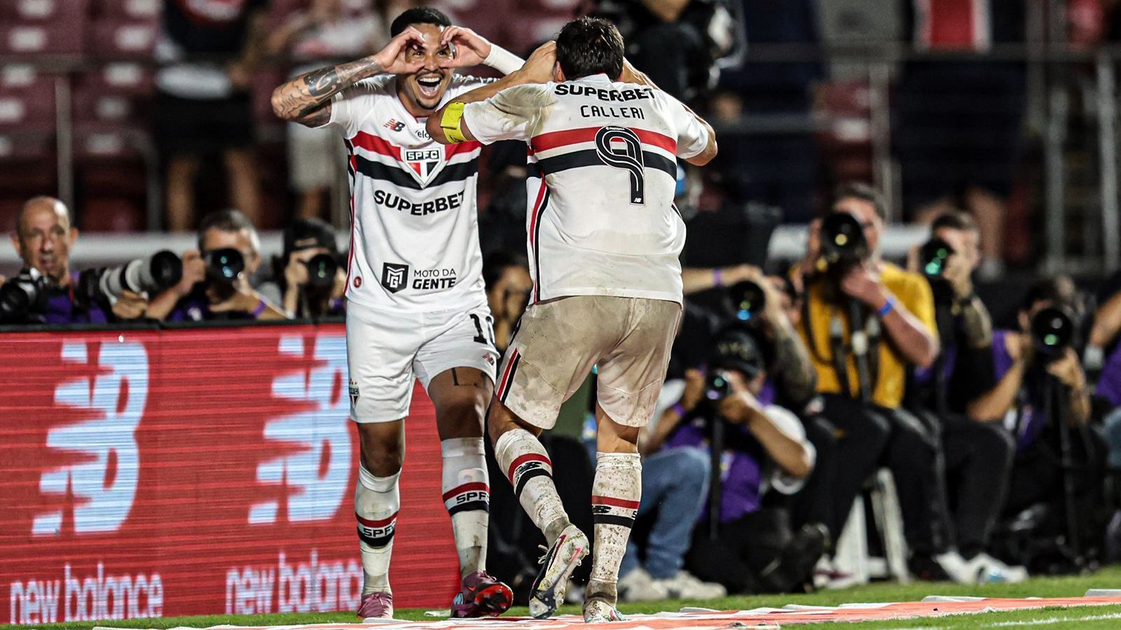 Luciano e Calleri comemora gol em vitória do São Paulo sobre o Grêmio